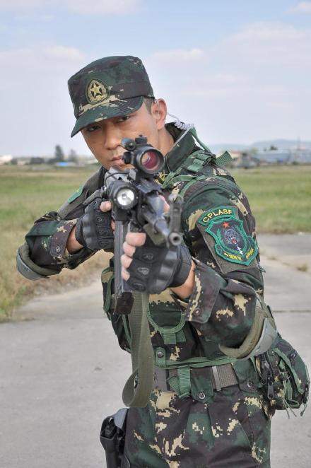 突围选角有讲究,钱荣成保镖与吴京演特种兵,吴斯泰演过《斗牛》