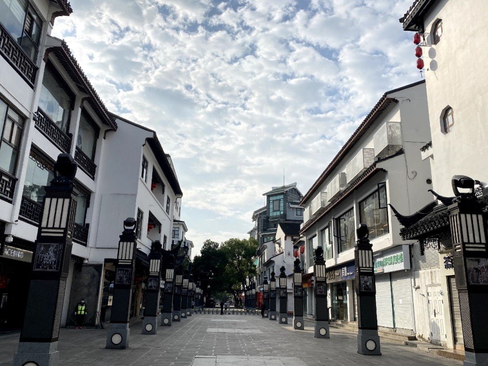 观前街处在苏州繁华闹市区,近似于上海的南京路步行街,是一个集商业