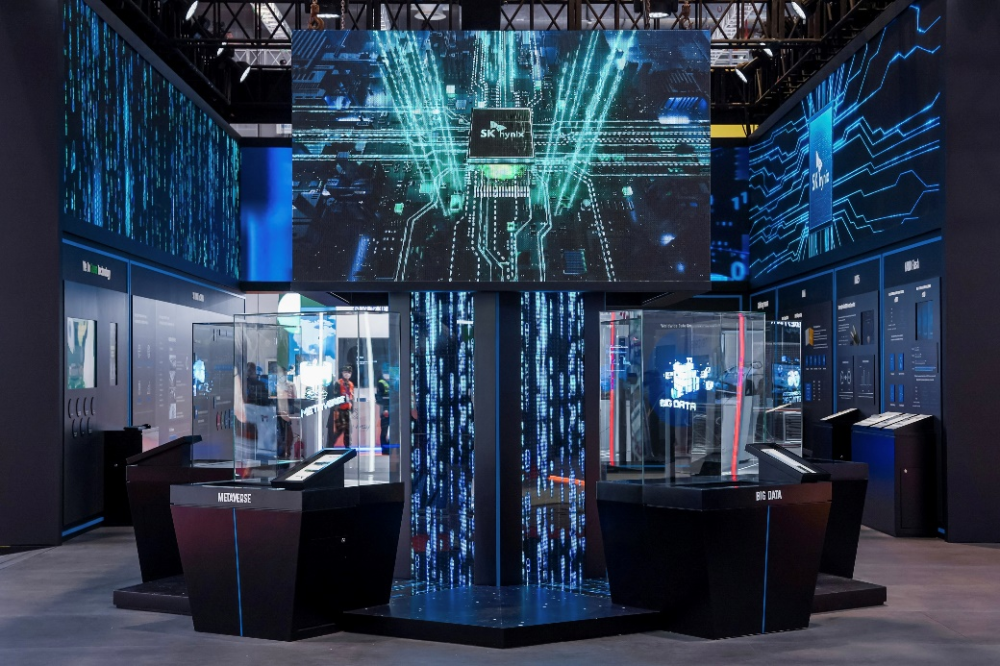 走进展位,在中央最显眼的地方,我们能看到充满科技感的"memory