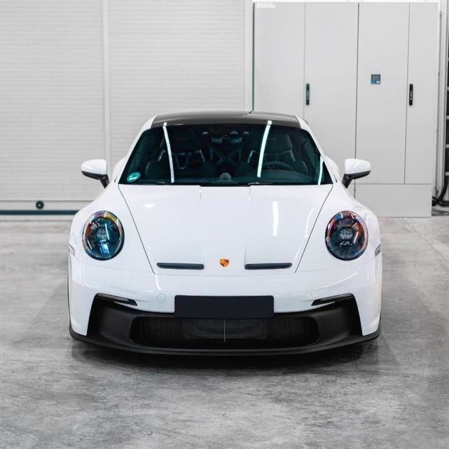 白色的保时捷992gt3跑车