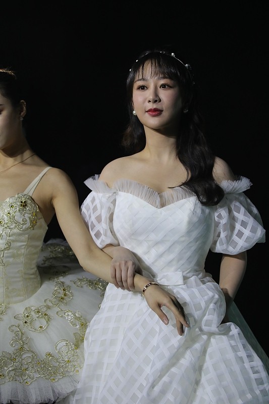 杨紫生图状态也挺好,"铁刘海"配一字肩长裙好温柔,真有女人味_腾讯新