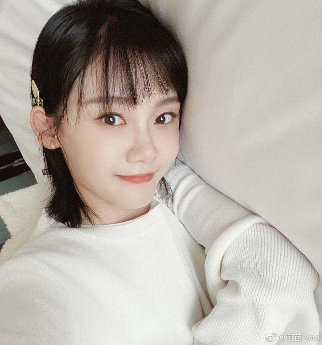 郑恺老婆"苗苗"真耐看,穿白色无袖连衣裙优雅大气,真高级