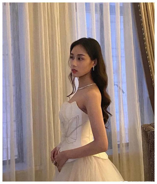 何猷君妹妹何超欣出席活动穿白色晚礼服秀妖娆身材锁骨超吸睛