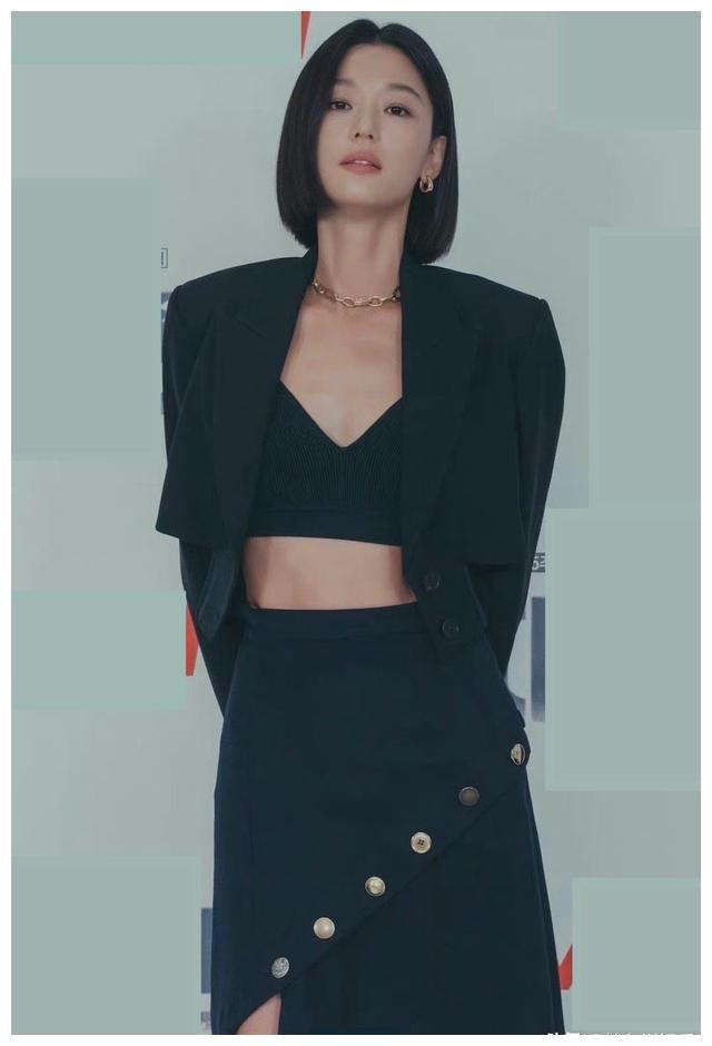 全智贤短发造型好惊艳深v吊带尽显马甲线这状态哪里像40岁