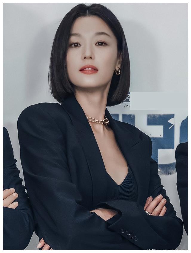 全智贤短发造型好惊艳深v吊带尽显马甲线这状态哪里像40岁