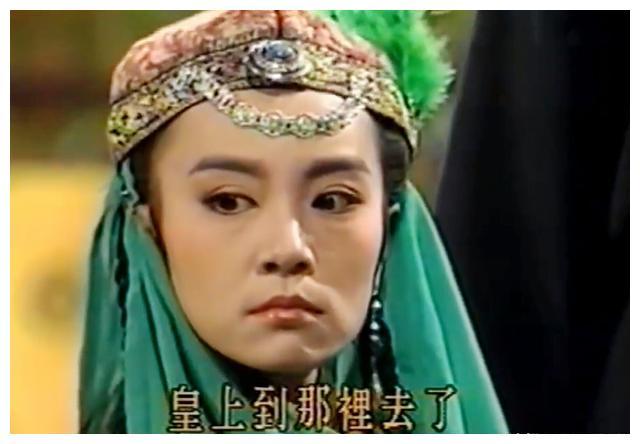 刘雪华也是在33岁的年纪扮演霍青桐,浓重的装扮也无法掩盖年纪偏大的