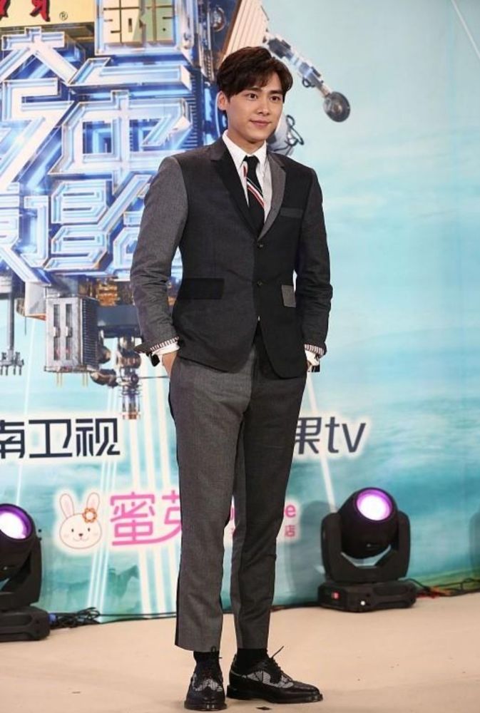 继续了解李易峰的更多西装搭配风格咖啡色西服套装李易峰的肤色很有