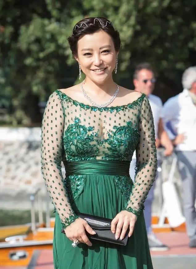 43岁郝蕾一改往日低调穿着丰腴微胖身材充满别样性感妩媚网友女人味