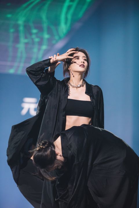 佟丽娅卡点大跳爵士舞,冷艳酷飒突破自我