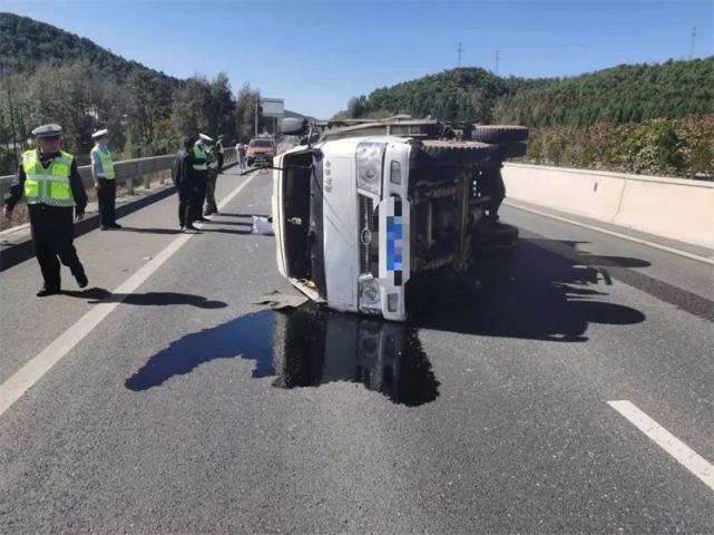 一辆小货车在普宣高速上刹车失灵