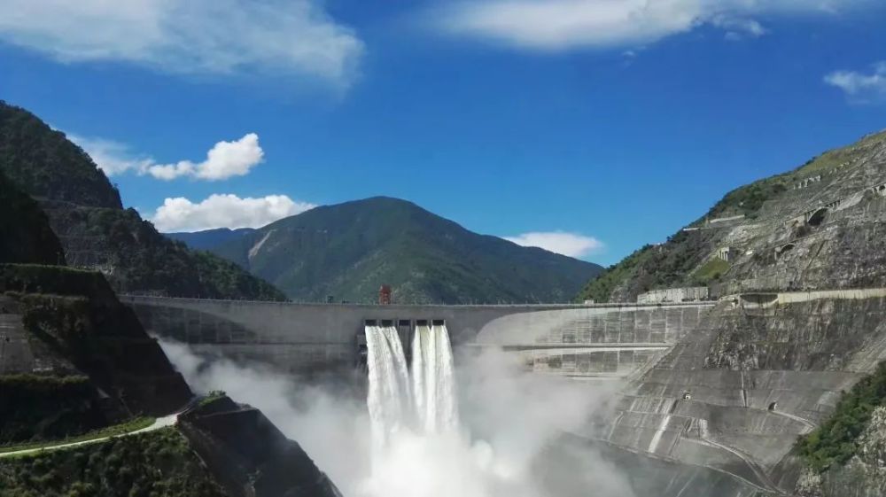 坐上动车去小湾