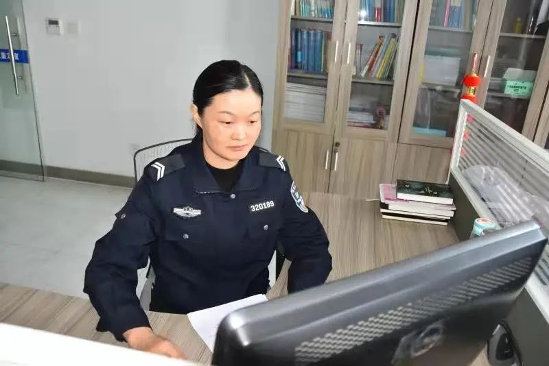 放弃万元高薪她选择成为一名辅警