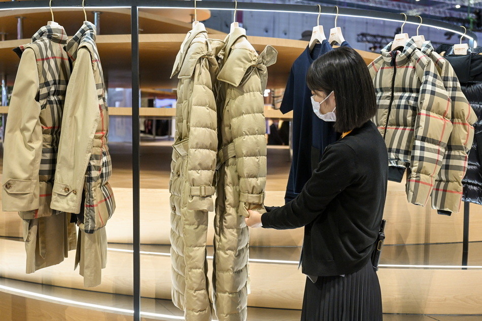 进博直击｜消费品展区：3D巨型针织裙“空中轻舞”2021年立春