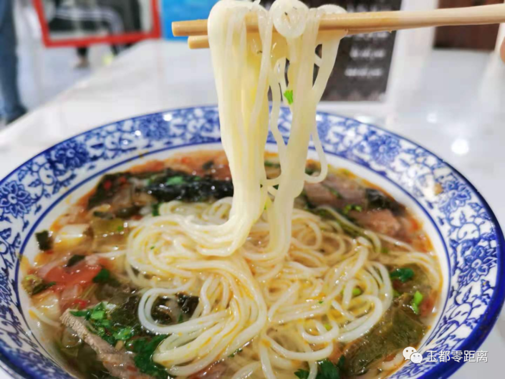 至此,一碗齿颊生香的新疆汤面就完成了.