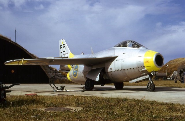 飞行酒桶,外形比性能更有名,瑞典空军丑萌版j-29战斗机