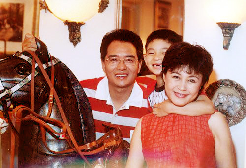 蔡猛每月领了工资,除了留下500元零花钱,其余的全部交给妻子