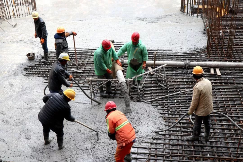 在b站有几百万人看土木老哥打灰