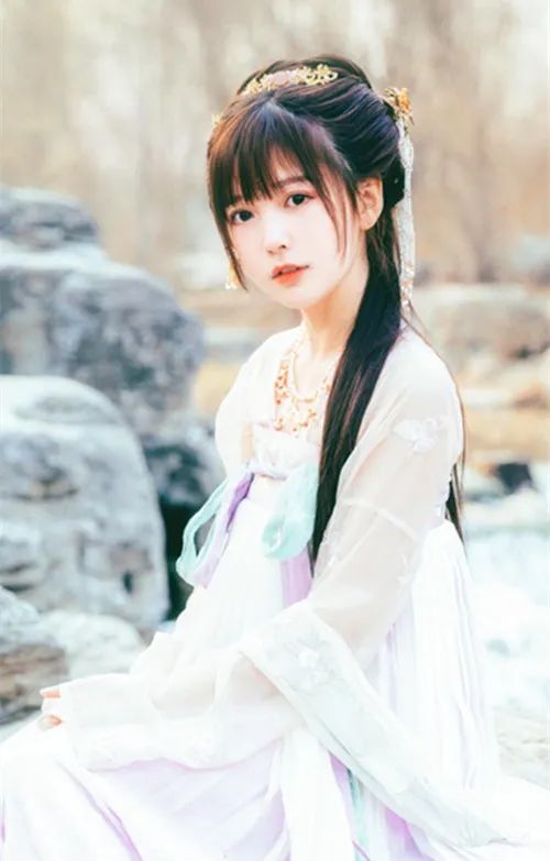 主义,婀娜的姿态,袅袅娉婷中演绎出了多彩多姿的古服古衣的穿搭形态