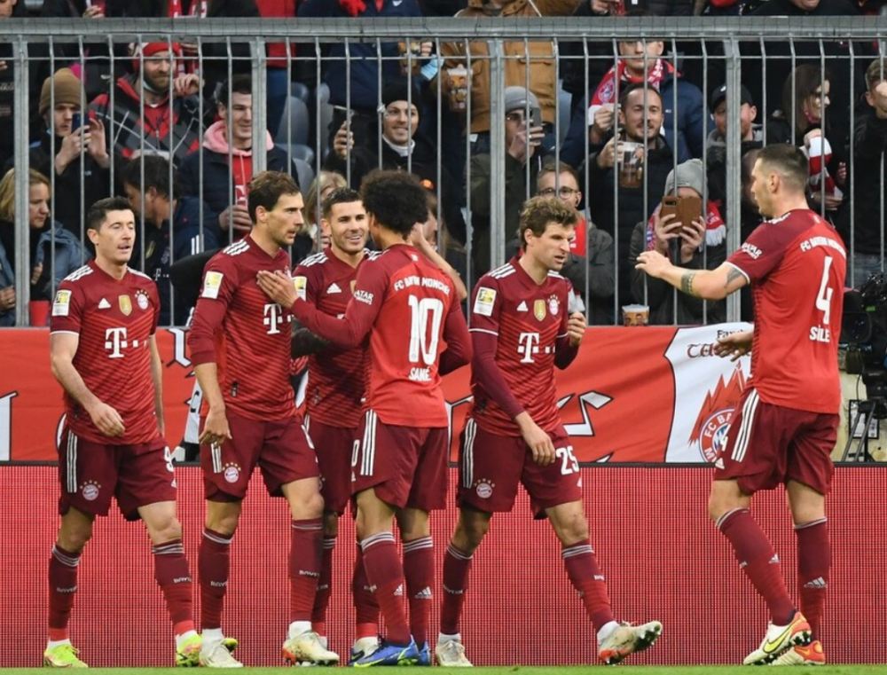 格雷茨卡 2-1！德甲领头羊继续狂飙：4连胜＋28分领跑，7.5万球迷现场见证