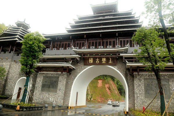 被封為岷王,起初的封地在岷州(今甘肅岷縣),後改鎮雲南,又遷湖南武岡