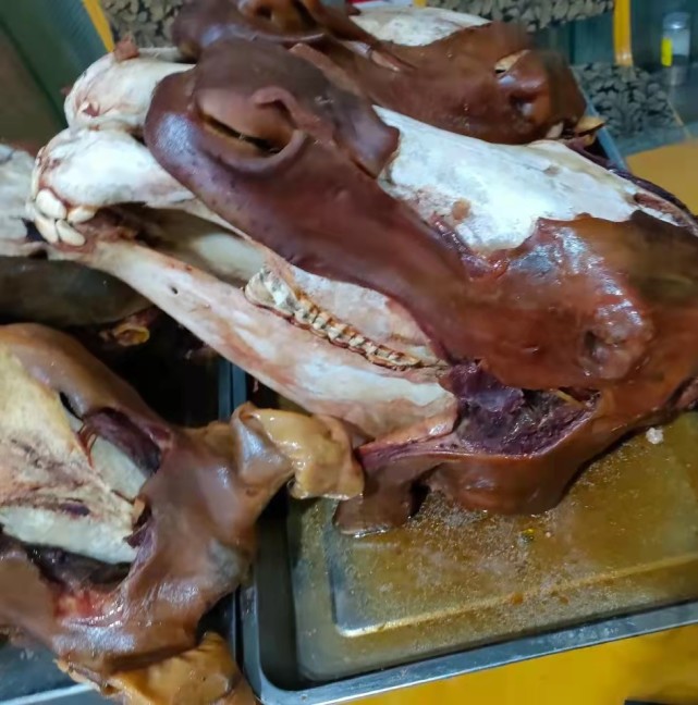 山东"郭德纲"卖驴肉,1个驴头650块,价格不便宜吃的人却不少