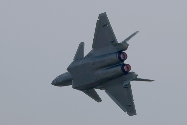 歼-16d战机投入实战化训练,专家:二者强强联手效果惊人