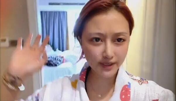 孙侨潞去世近一年，妈妈忍痛晒女儿去世前模样，素颜黑眼圈重显憔悴