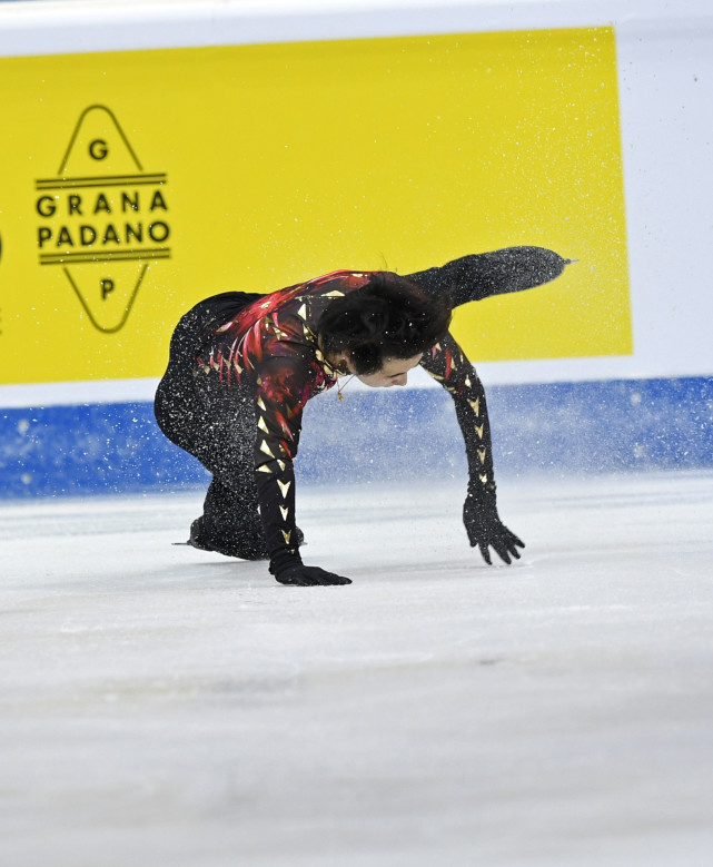 11月6日,中国选手金博洋在男单自由滑比赛中摔倒.