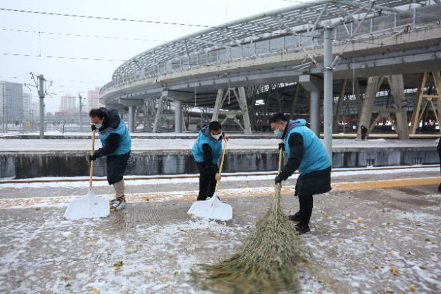 班子成員帶頭,各級幹部分別到北京站,朝陽站,動車段等大站場;京張高鐵