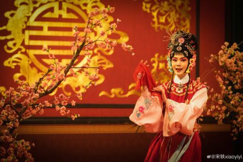 宋轶挑战传统京剧花旦造型台步戏腔到位极具观赏性