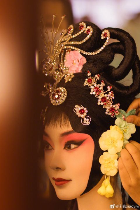 宋轶挑战传统京剧花旦造型台步戏腔到位极具观赏性