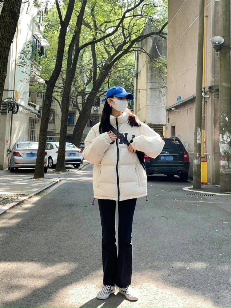 要保暖也要风度！四五十岁的女人冬季这样穿衣，简单真实又大气上海南京东路步行街