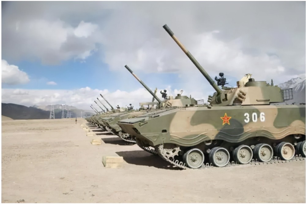 它和pll-05的最大区别可能只在载具平台;因此,10式自行迫榴炮刚一亮相