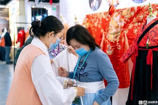 "内联升是经典鞋服品牌,而我们曹县汉服主打服装,现在逐渐拓展装饰品