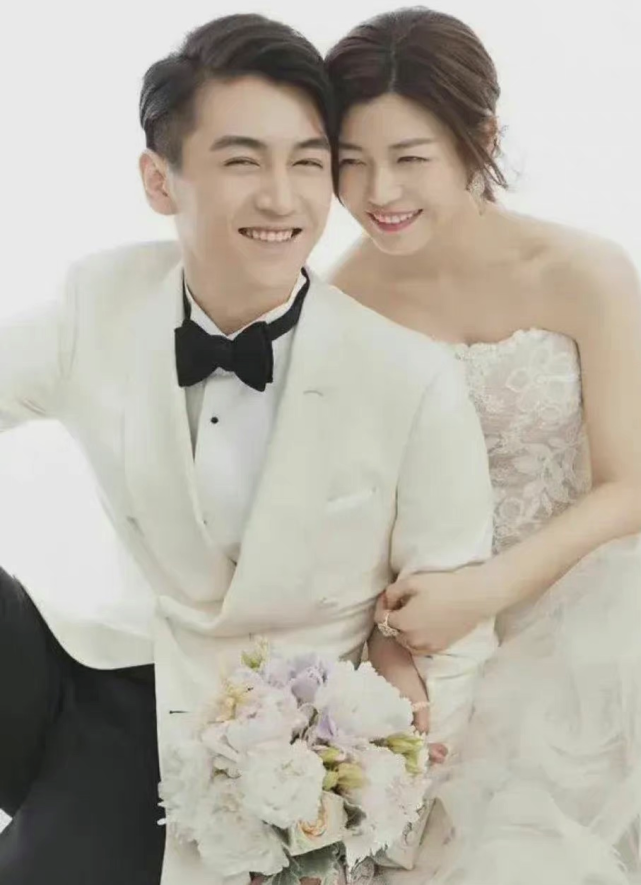 陈妍希晒儿子小星星生活照赛车服太抢眼背影像陈晓超帅