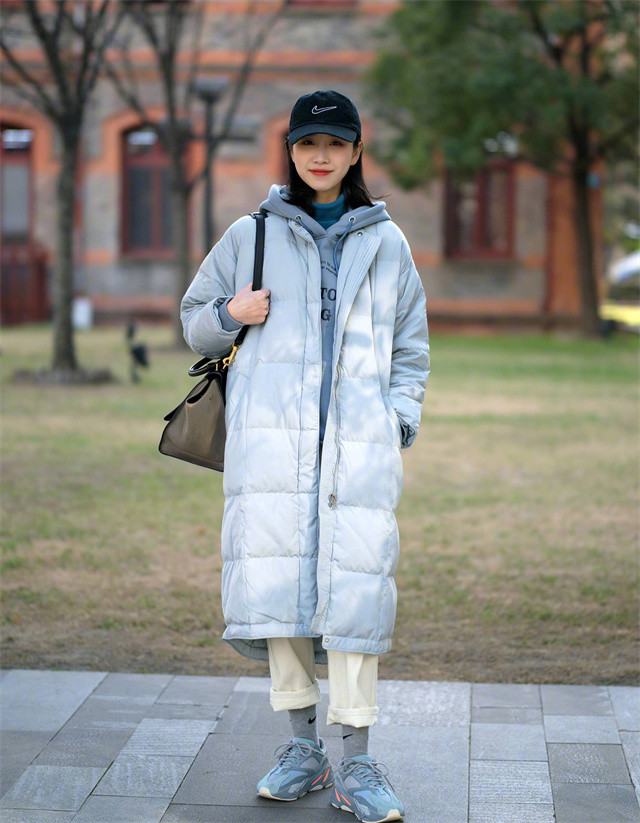 今冬该怎么穿羽绒服?街拍会告诉你答案,款式要够长,内搭要够简