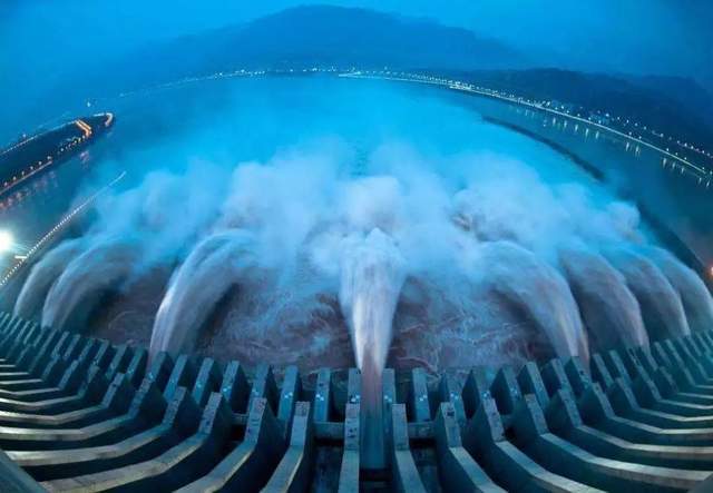 图为三峡大坝总的来说,虽然墨脱水电站目前还是一座规划中的水电站