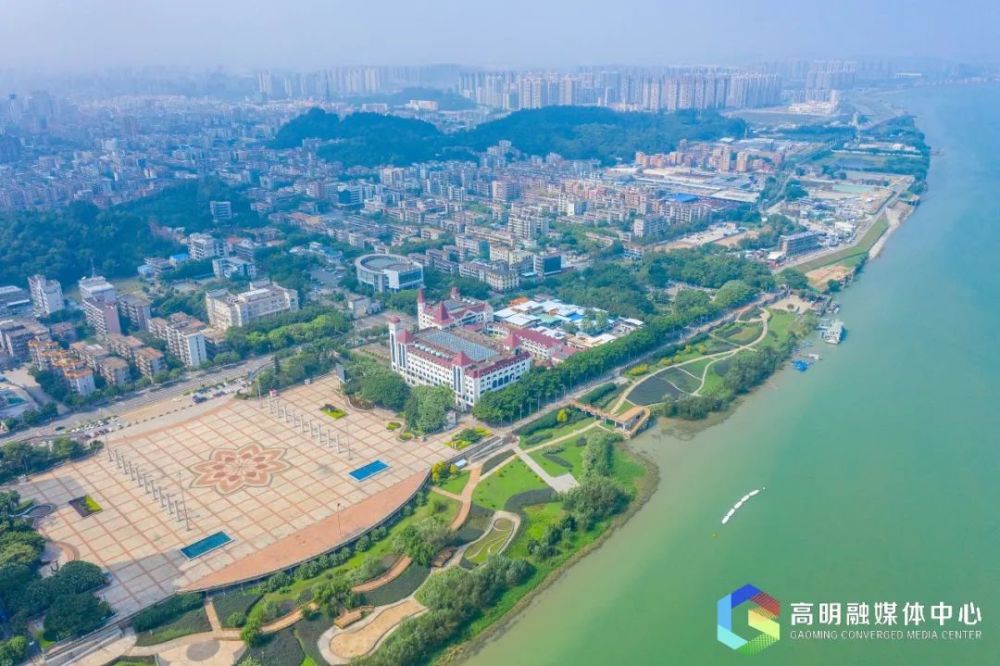 根据《高明市志(1981-2002)》记载,世纪广场建成之初,广场正面两边为