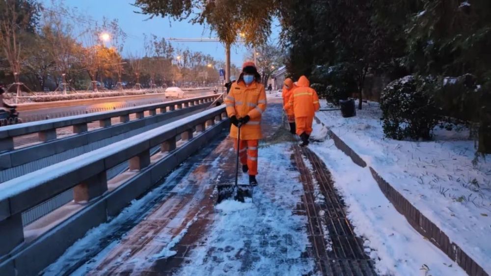 环卫工人扫雪背影图片