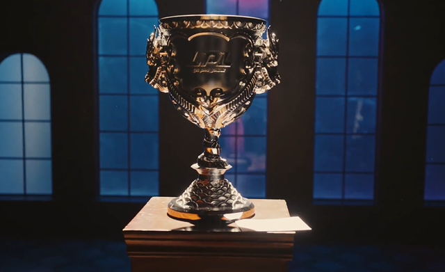 不破不立祝贺edg夺冠手棒沈广隆宝剑铸造银龙杯