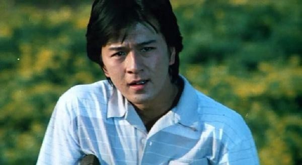 好不容易撑着一口气走到交表地点,迎面又走来了胡军,关海龙,贾宏声等