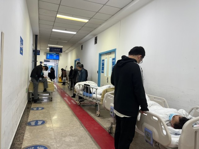 立冬逢寒潮今冬初雪至 医院开通恶劣天气急诊患者就诊绿色通道