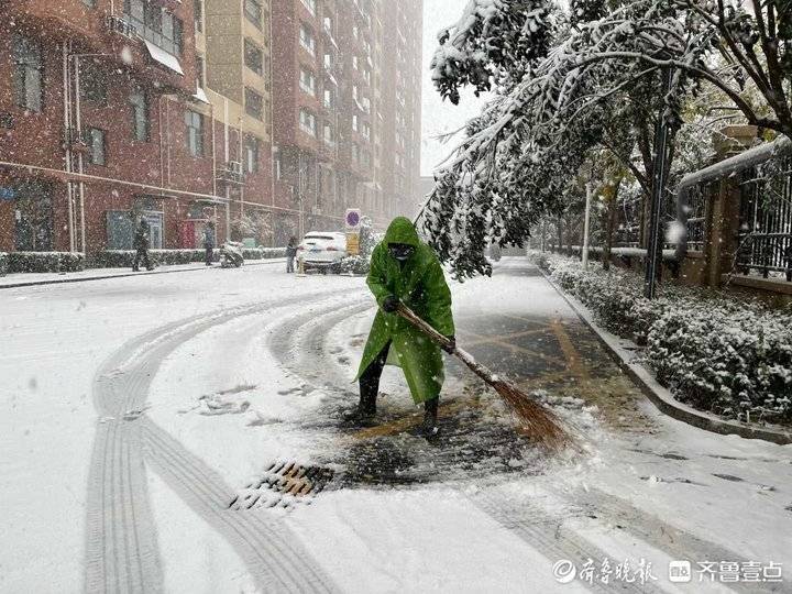 濟南迎來大雪天橋區組織人員上街掃雪保障市民出行