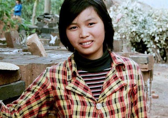 打开腾讯新闻,查看更多图片 >在上世纪90年代,一个年轻的女子手无足措