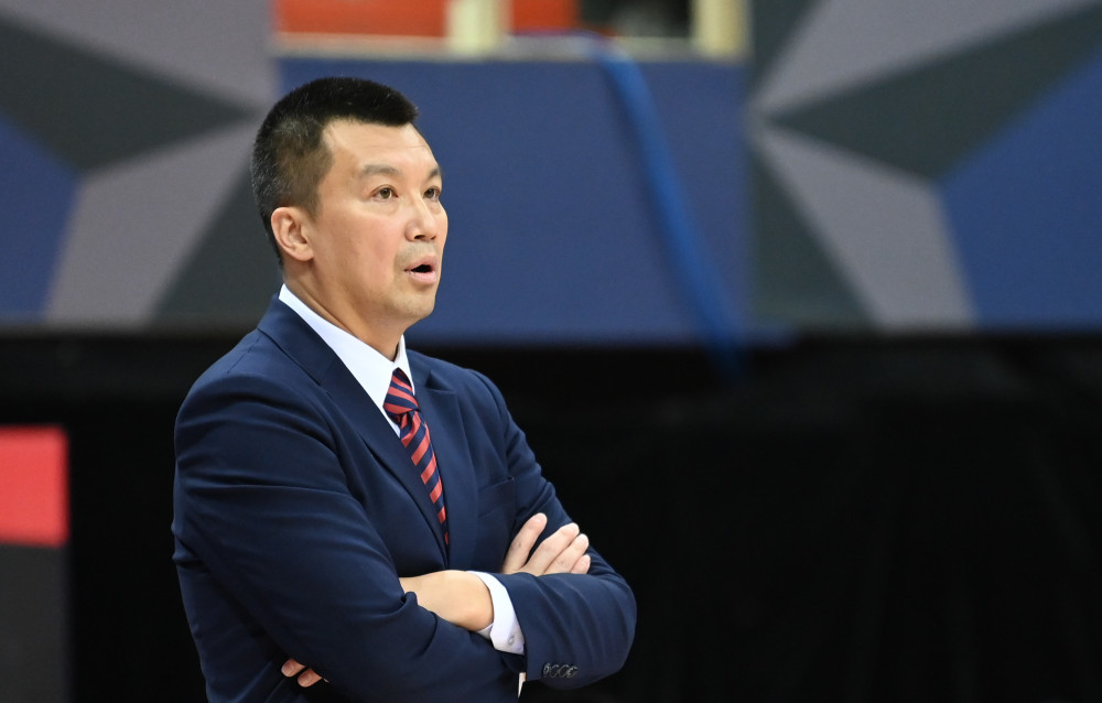 11月7日,时代中国广州队代理主教练张庆武在场边观战.