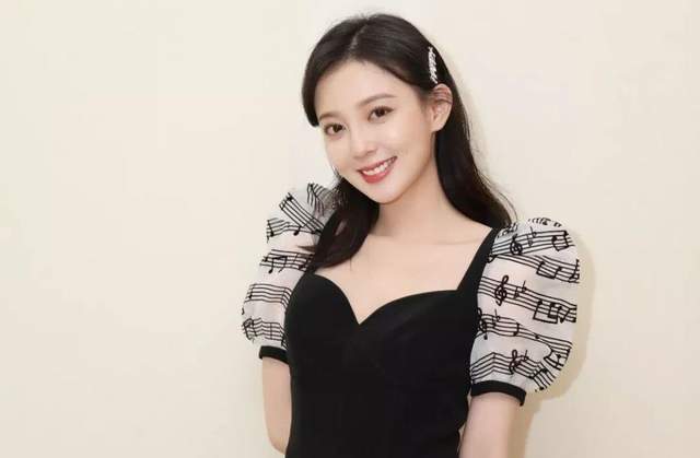 广西多灵山更多美女,3位广西女星,不仅长得水灵,身材还很修长