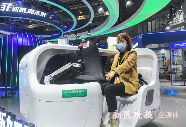 图说:赛诺菲展台展示的智慧无人疫苗接种舱 来源/新民晚报记者 陶磊
