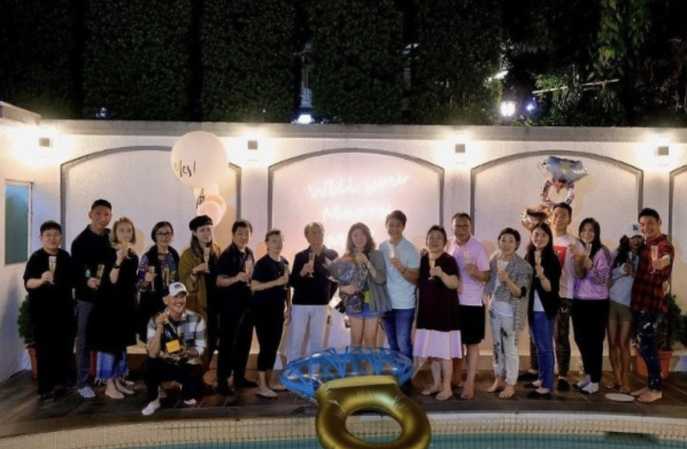 许绍雄居家庆祝73岁生日，复式豪宅曝光，花园带泳池能开多人派对