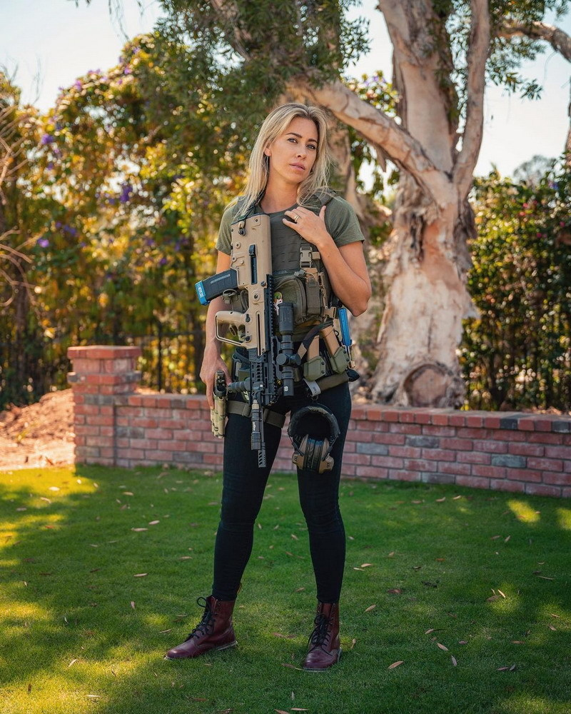 阿曼达玛莎枪品爆炸的另类美女巧妙展示出枪械的别样魅力