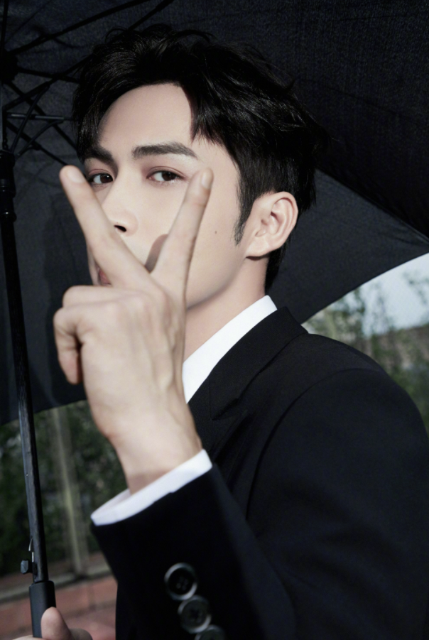 s11总决赛最帅解说人电竞男孩张彬彬